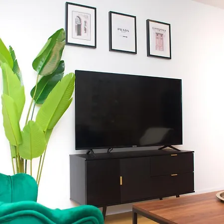 Exoticstay - New Build - Luxe 2 Bedroom Apt - Free Parking - Smart 4k Tv With Ultrafast Wifi & Netflix - Centre Apartment *